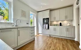 Family Home In Hampshire - Sleeps Up To 9 People With 3 Parking Spaces