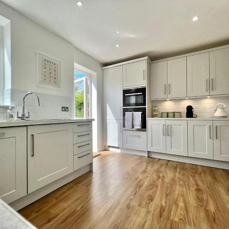Family Home In Hampshire - Sleeps Up To 9 People With 3 Parking Spaces Winchester Exterior photo
