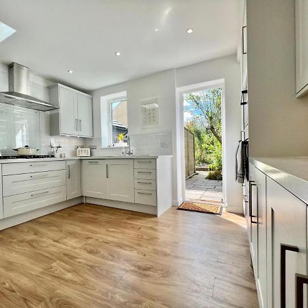 Family Home In Hampshire - Sleeps Up To 9 People With 3 Parking Spaces Winchester Exterior photo