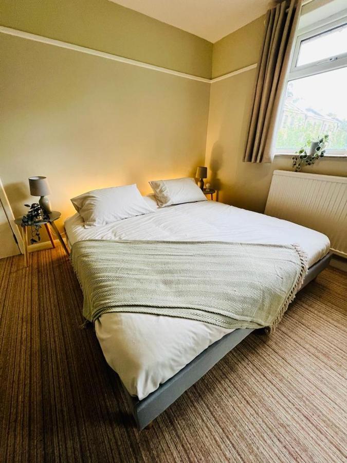 Family Home In Hampshire - Sleeps Up To 9 People With 3 Parking Spaces Winchester Exterior photo
