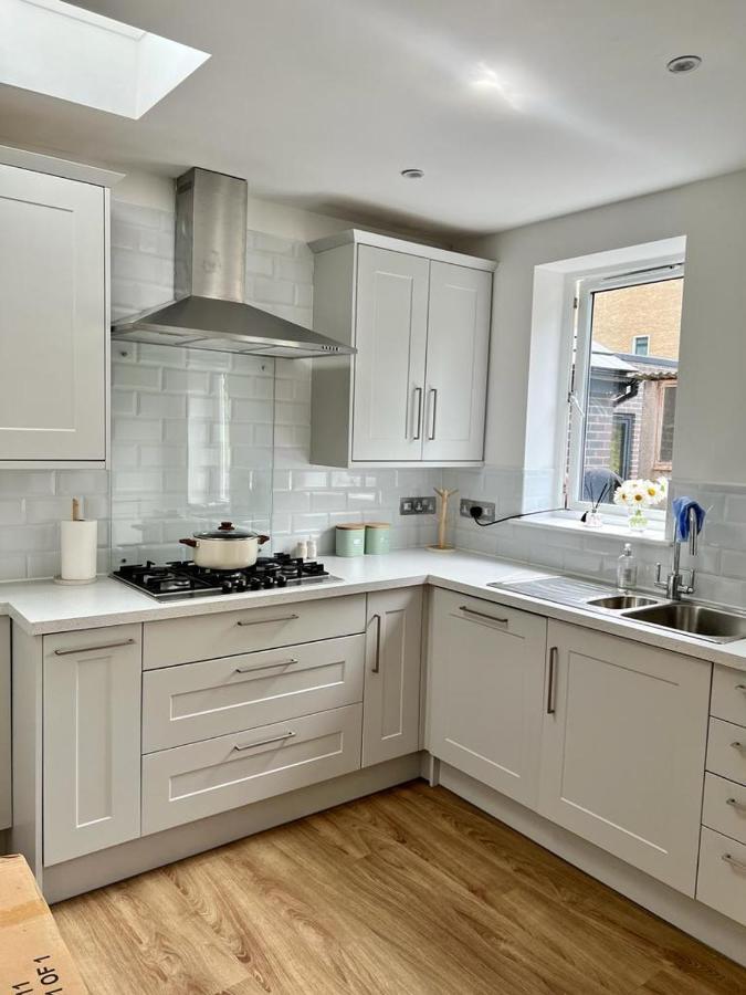 Family Home In Hampshire - Sleeps Up To 9 People With 3 Parking Spaces Winchester Exterior photo