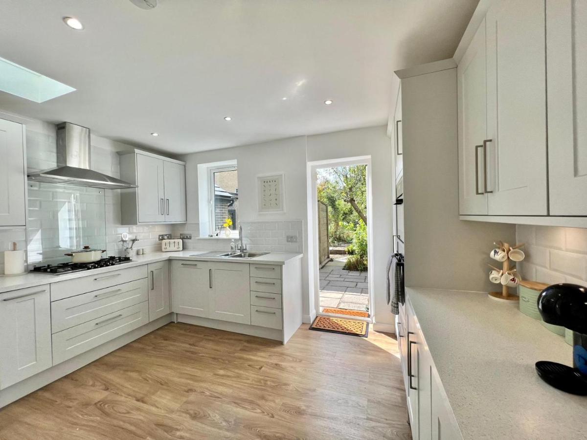 Family Home In Hampshire - Sleeps Up To 9 People With 3 Parking Spaces Winchester Exterior photo