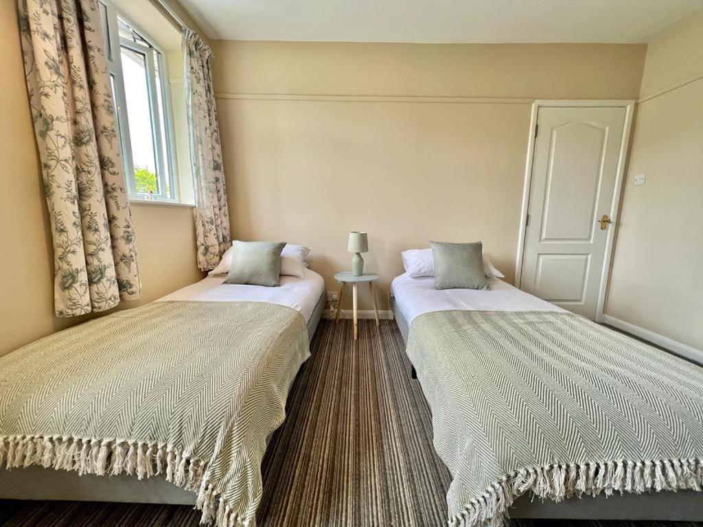 Family Home In Hampshire - Sleeps Up To 9 People With 3 Parking Spaces Winchester Exterior photo
