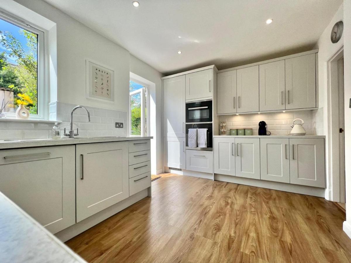 Family Home In Hampshire - Sleeps Up To 9 People With 3 Parking Spaces Winchester Exterior photo