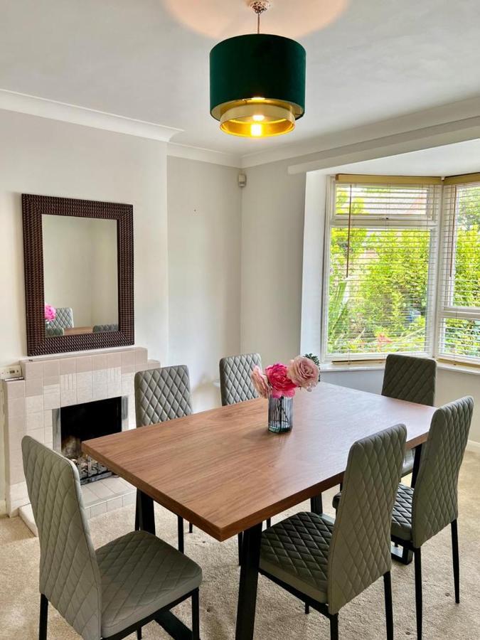 Family Home In Hampshire - Sleeps Up To 9 People With 3 Parking Spaces Winchester Exterior photo