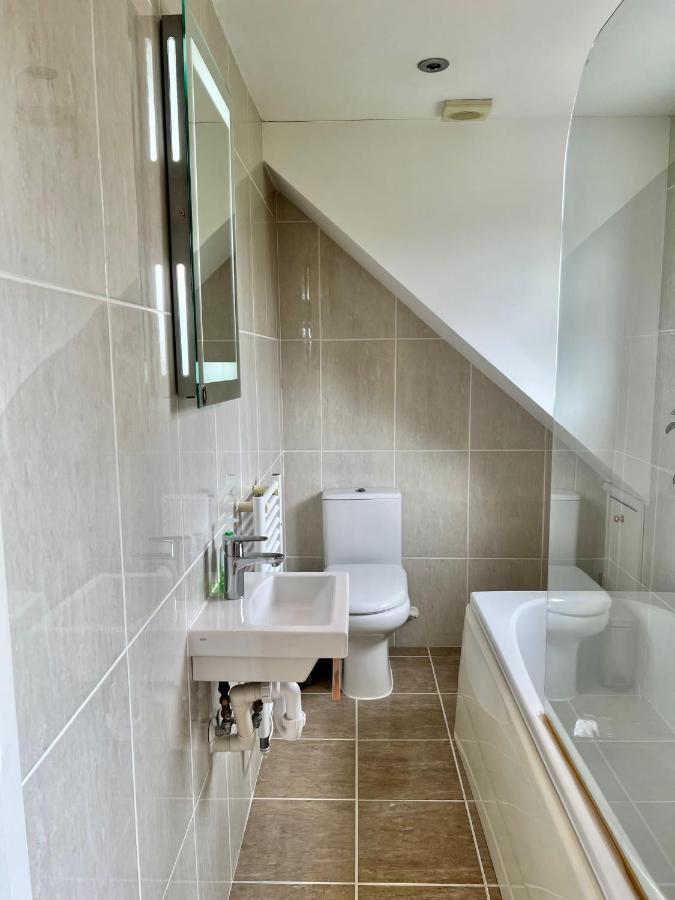 Family Home In Hampshire - Sleeps Up To 9 People With 3 Parking Spaces Winchester Exterior photo