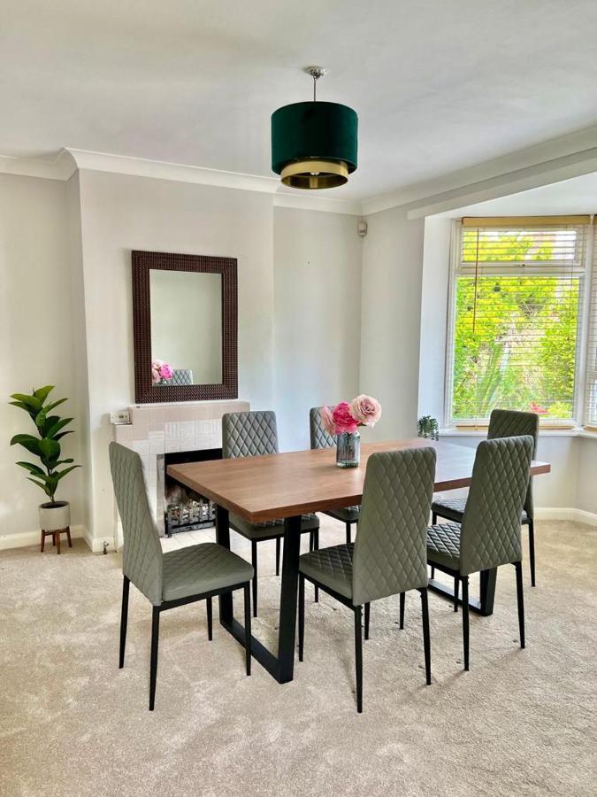 Family Home In Hampshire - Sleeps Up To 9 People With 3 Parking Spaces Winchester Exterior photo