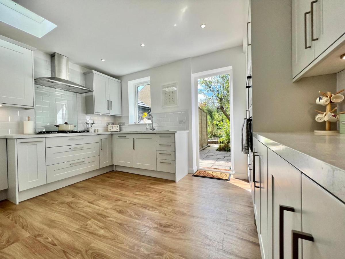 Family Home In Hampshire - Sleeps Up To 9 People With 3 Parking Spaces Winchester Exterior photo