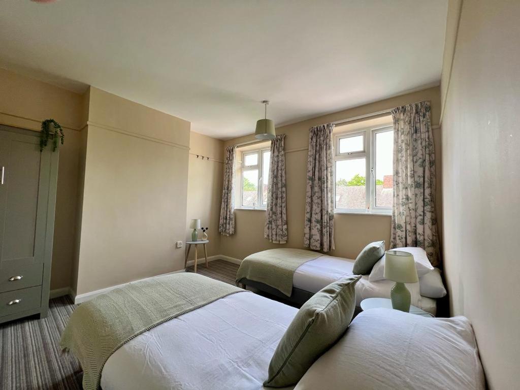 Family Home In Hampshire - Sleeps Up To 9 People With 3 Parking Spaces Winchester Exterior photo